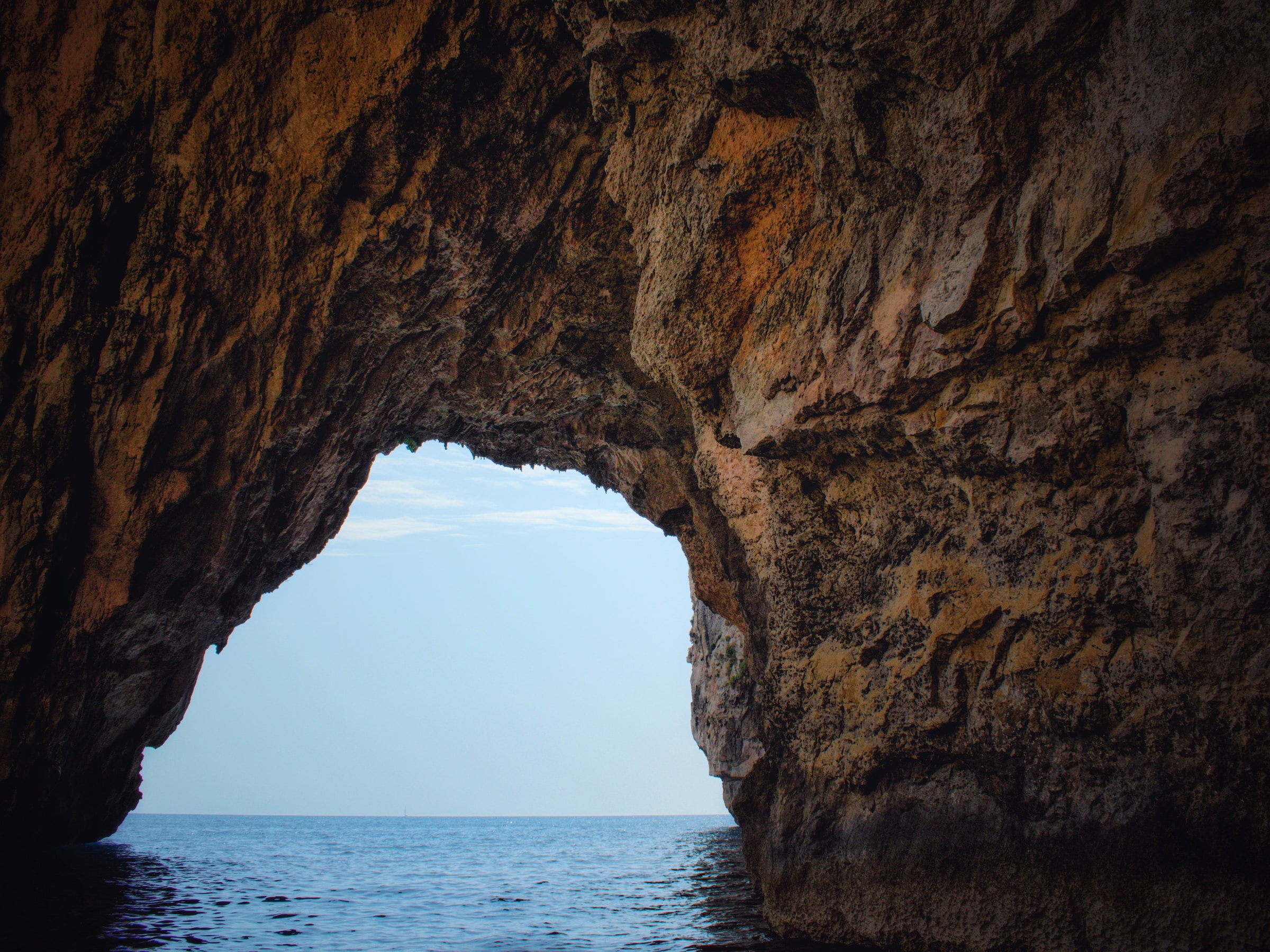 Doorkijk bij de blauwe grot in Malta