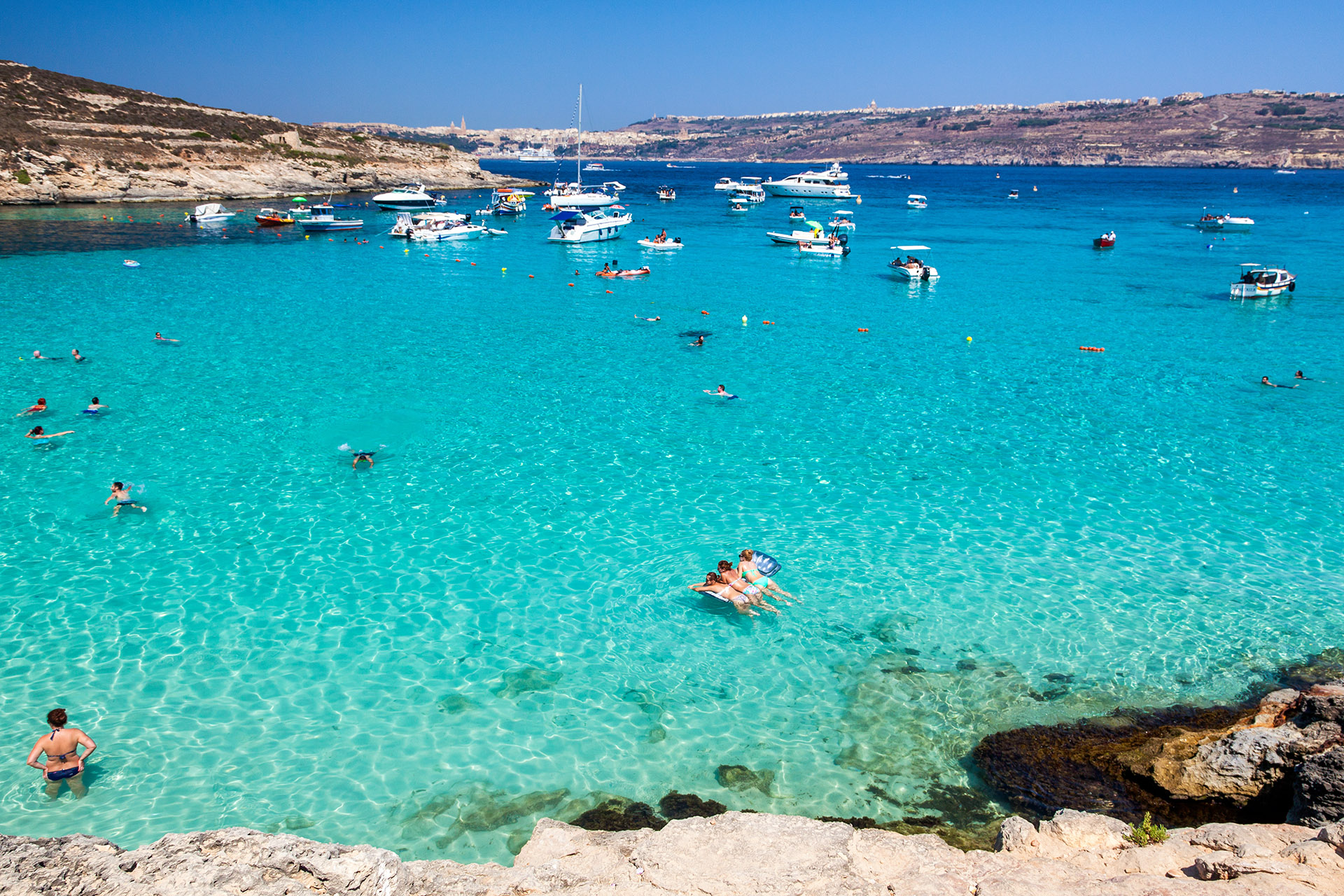 Mensen aan het zwemmen in de Blauwe Lagune bij Comino, Malta