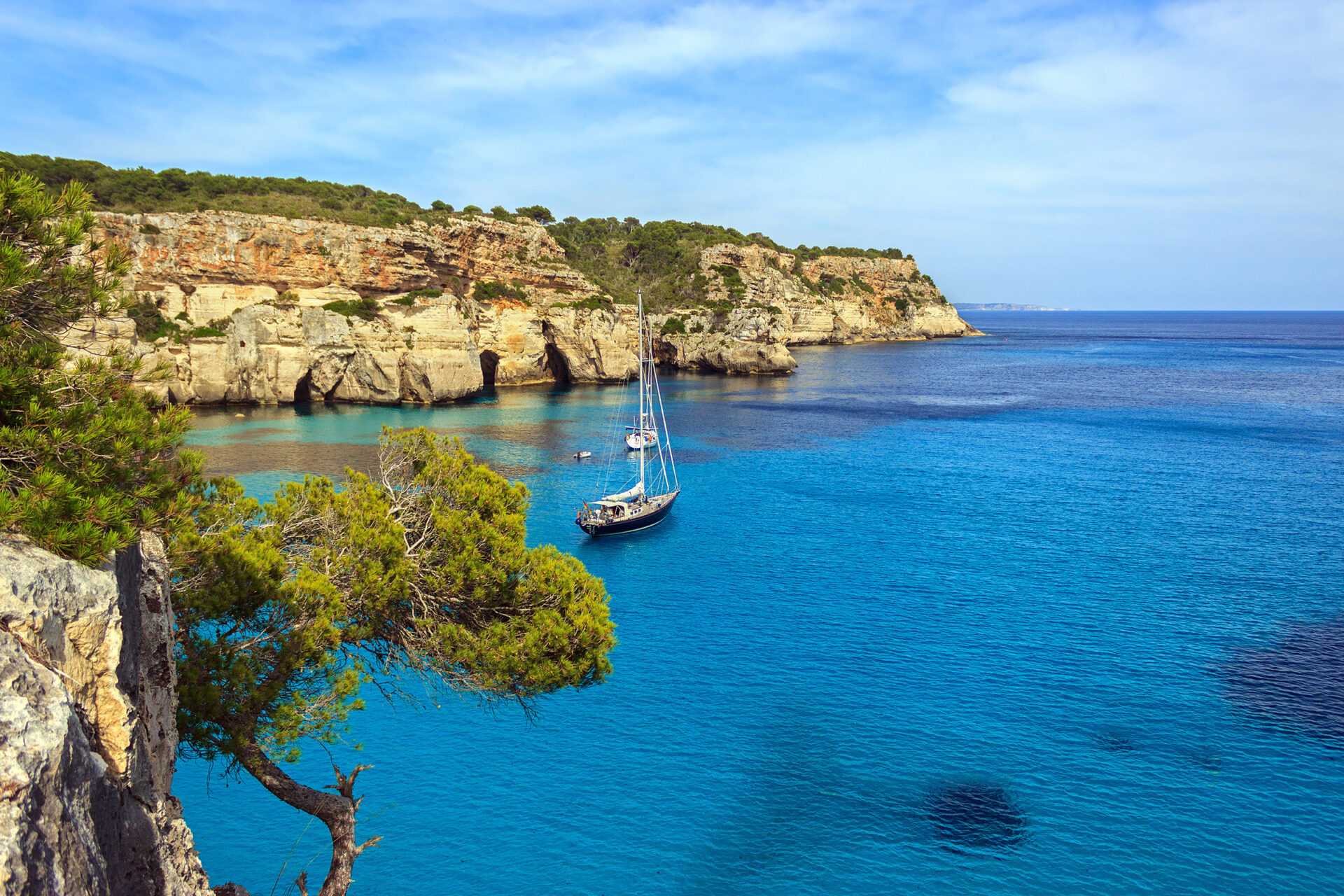 Boot in de blauwe zee bij Cala Macerella, Menorca