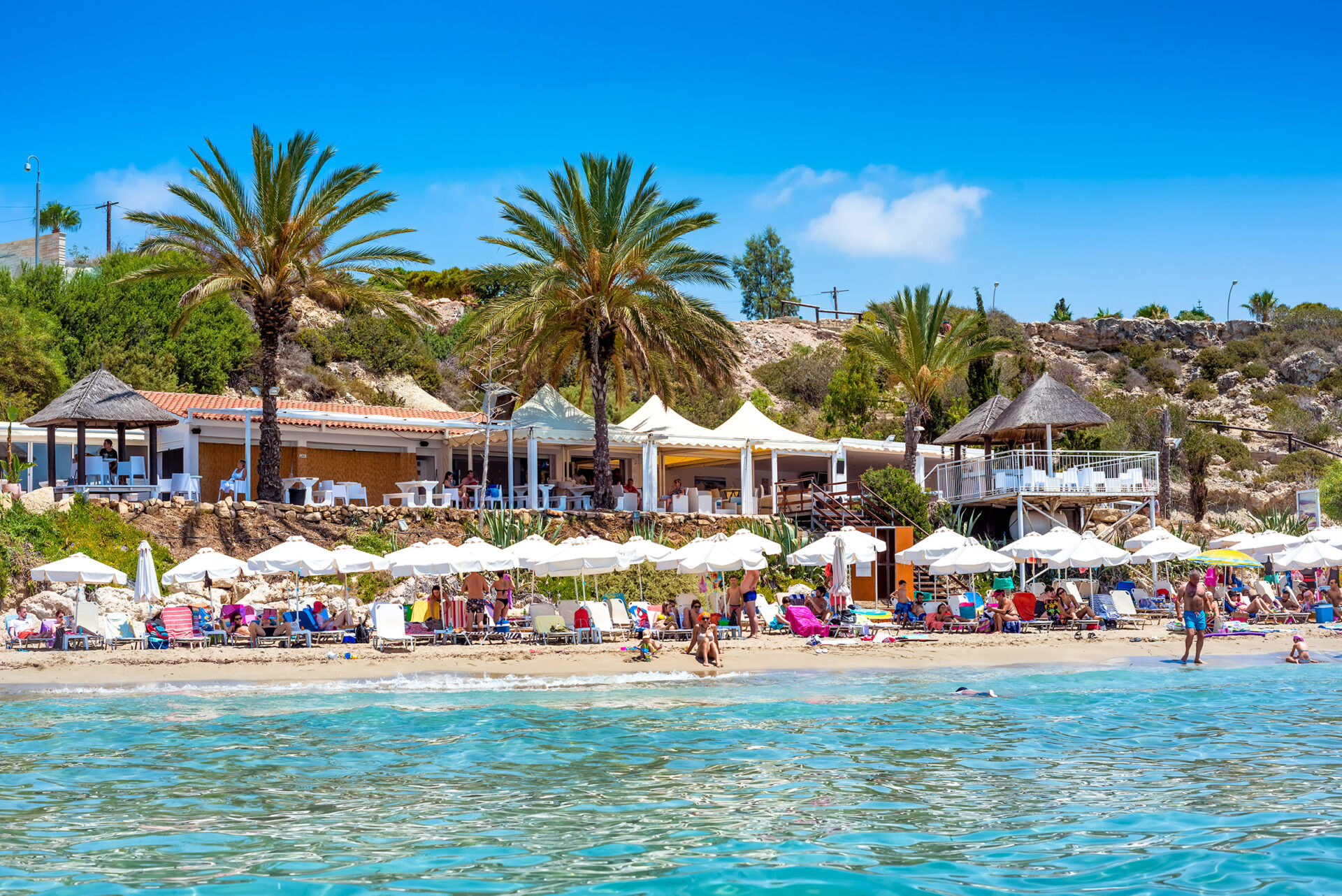 Mensen op het strand van Coral Bay Beach