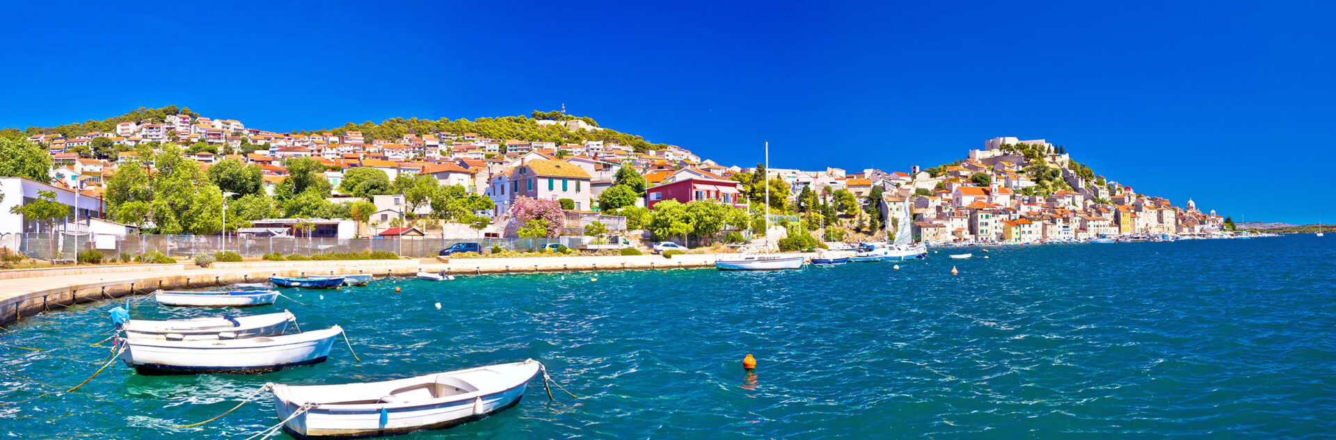 Panoramisch zicht over Šibenik vanaf zee