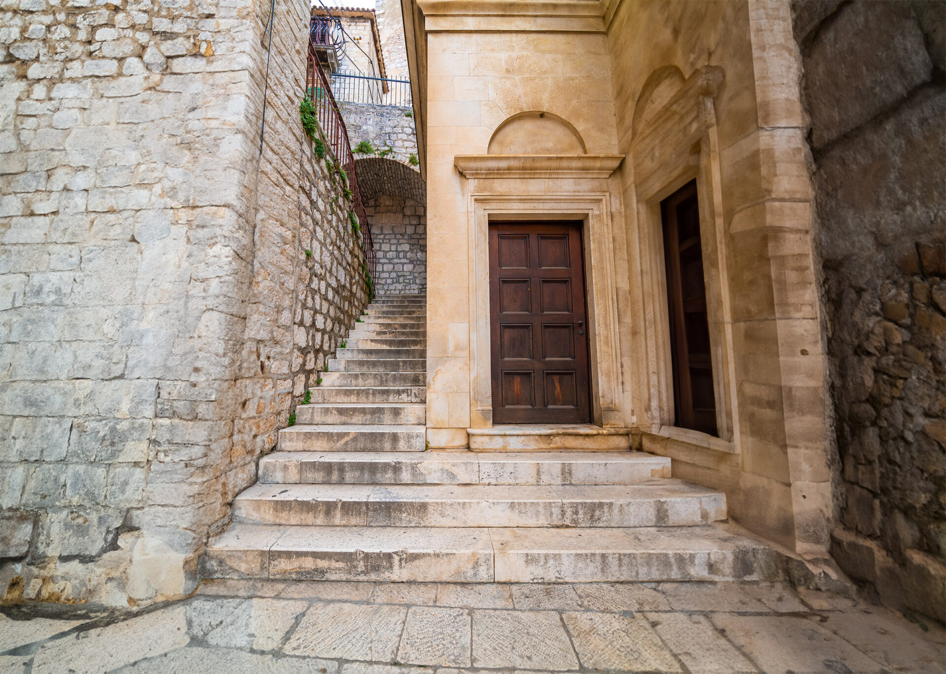 Smalle straat in het oude centrum van Šibenik, Kroatië