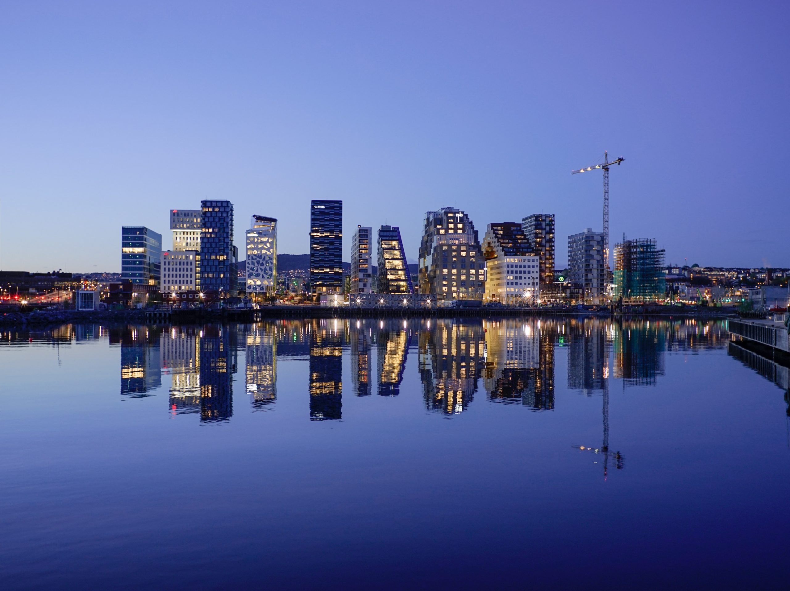 De skyline van Oslo gezien vanaf het water