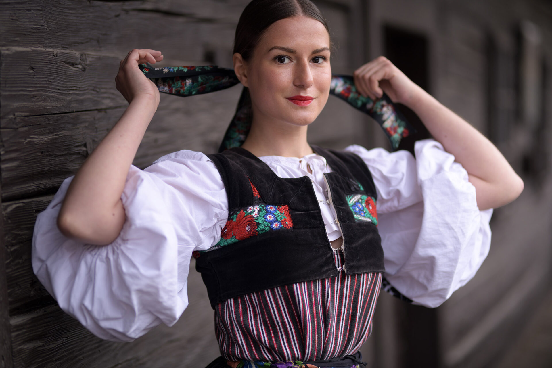 Dame in Slovaaks folklore kostuum