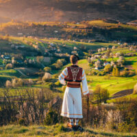 Een jongeman in Slovaaks folklore kostuum