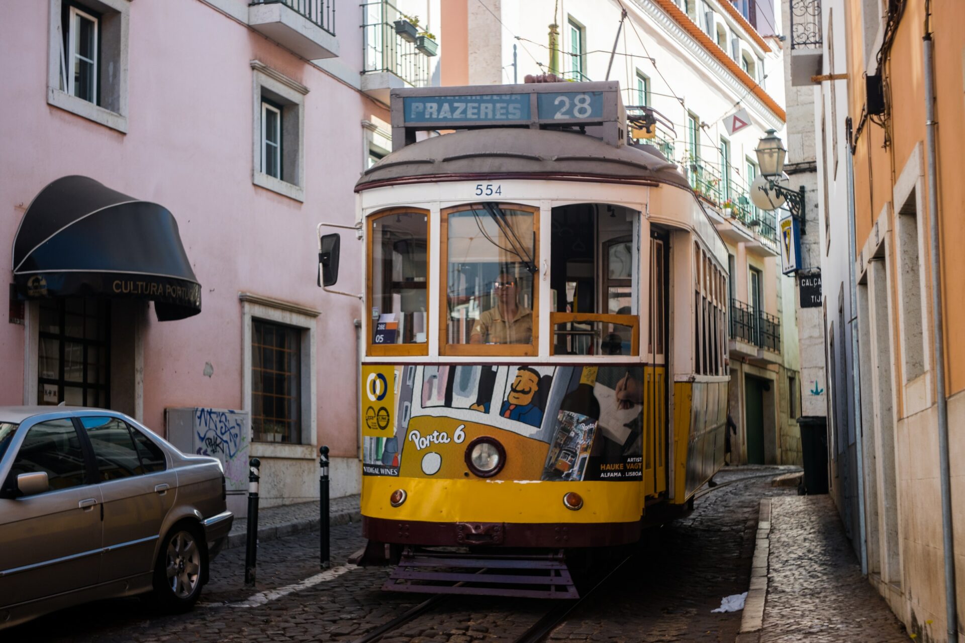 Tram 28 op een rit door de smalle straten van Lissabon