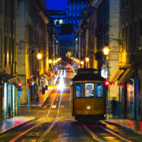 Historische tram 28 in Lissabon, Portugal bij nacht