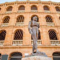 Stierenvechtring in Valencia, Spanje met daarvoor het Toreador monument