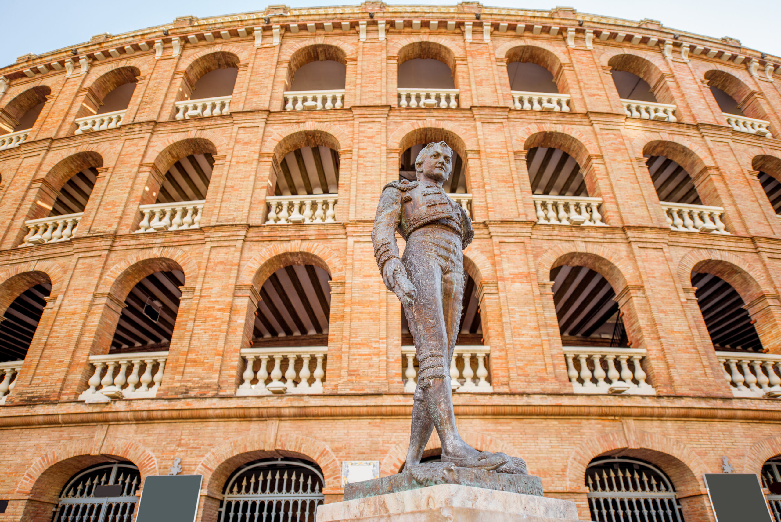 Stierenvechtring in Valencia, Spanje met daarvoor het Toreador monument