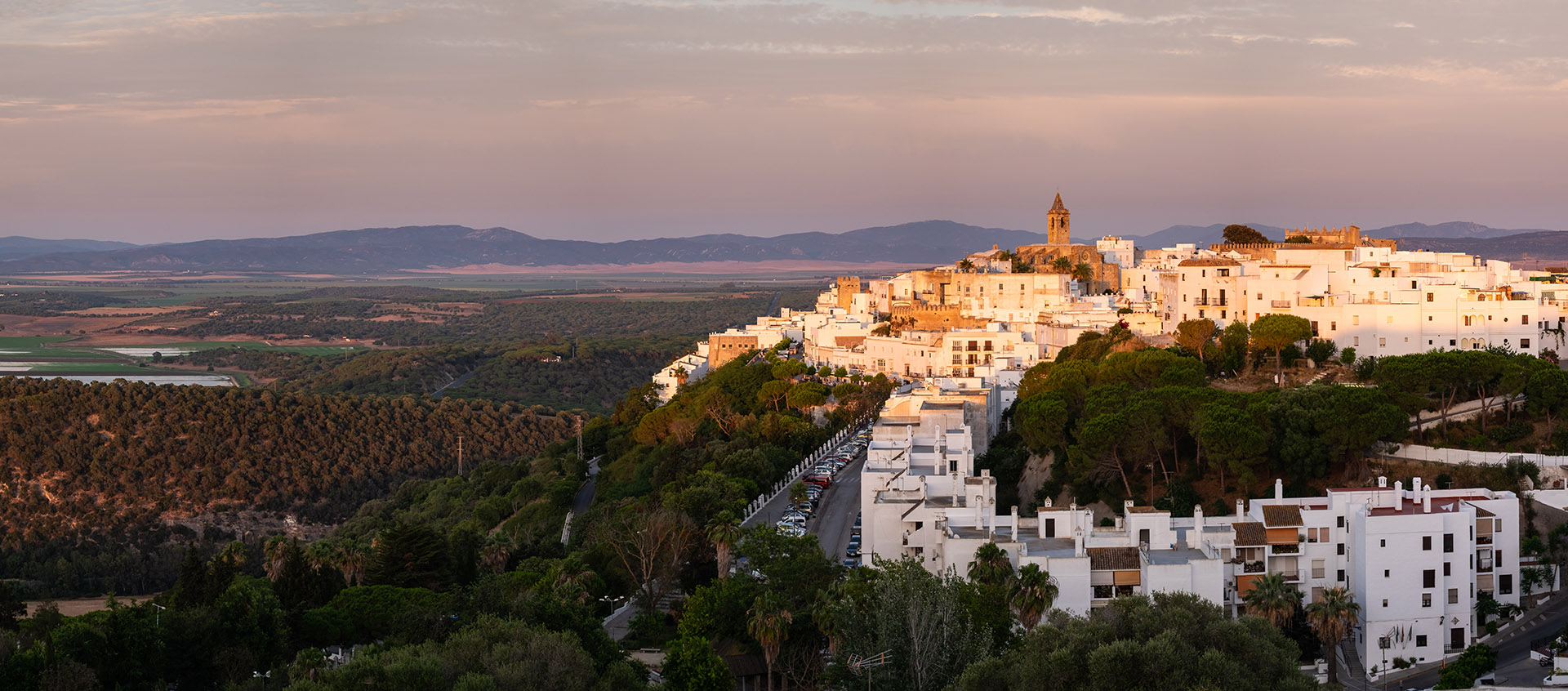 Panoramisch zicht over Vejer de la Frontera bij zonsondergang